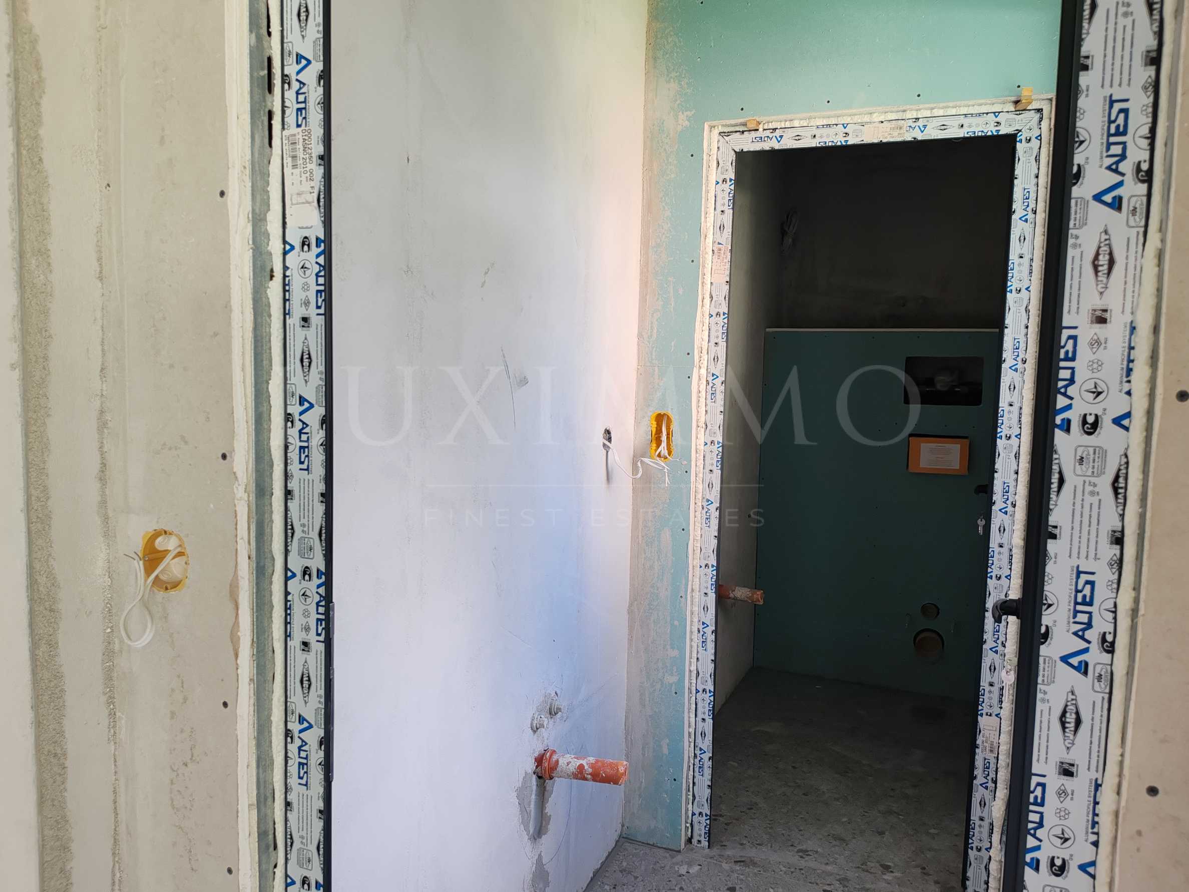 Търговско помещение в бутикова сграда на първа линия в Несебър   